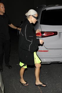 Kim Kardashian feet photo thumbnail