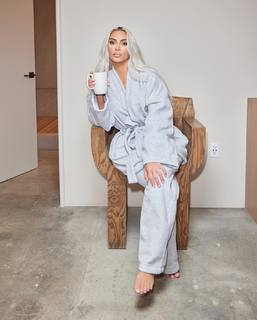 Kim Kardashian feet photo thumbnail