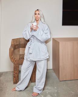 Kim Kardashian feet photo thumbnail