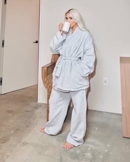 Kim Kardashian feet photo thumbnail