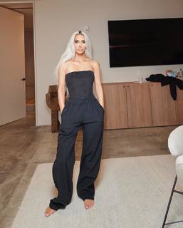 Kim Kardashian feet photo thumbnail