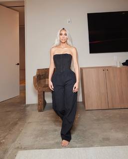 Kim Kardashian feet photo thumbnail