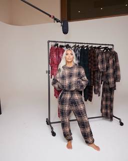 Kim Kardashian feet photo thumbnail