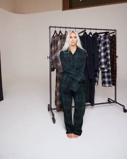 Kim Kardashian feet photo thumbnail