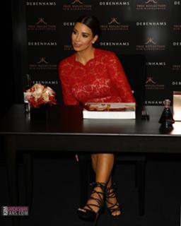 Kim Kardashian feet photo thumbnail
