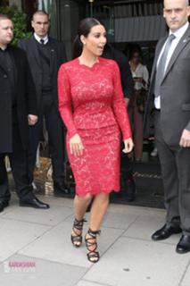 Kim Kardashian feet photo thumbnail