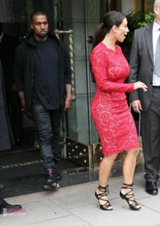 Kim Kardashian feet photo thumbnail