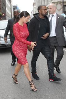 Kim Kardashian feet photo thumbnail