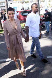 Kim Kardashian feet photo thumbnail