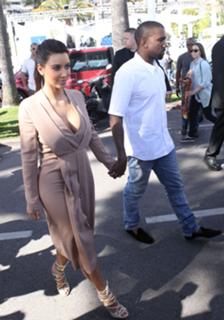 Kim Kardashian feet photo thumbnail