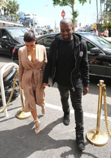 Kim Kardashian feet photo thumbnail