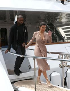 Kim Kardashian feet photo thumbnail