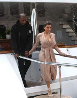 Kim Kardashian feet photo thumbnail