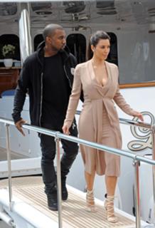 Kim Kardashian feet photo thumbnail