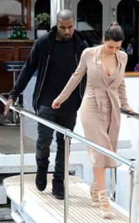 Kim Kardashian feet photo thumbnail