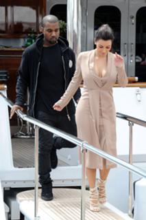 Kim Kardashian feet photo thumbnail
