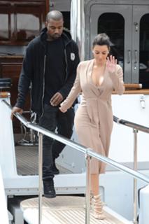 Kim Kardashian feet photo thumbnail