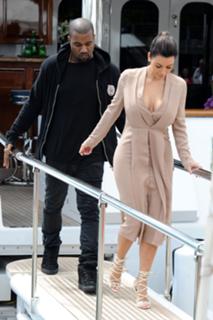 Kim Kardashian feet photo thumbnail