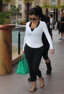 Kim Kardashian feet photo thumbnail