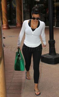 Kim Kardashian feet photo thumbnail