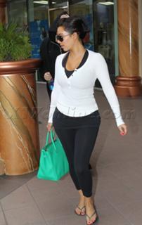 Kim Kardashian feet photo thumbnail