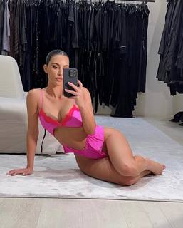 Kim Kardashian feet photo thumbnail