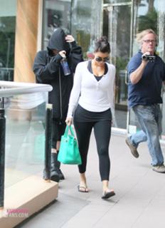 Kim Kardashian feet photo thumbnail