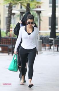 Kim Kardashian feet photo thumbnail