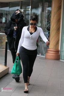 Kim Kardashian feet photo thumbnail