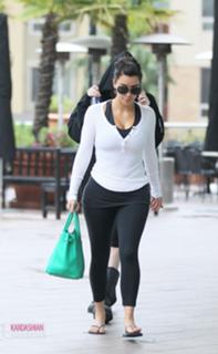 Kim Kardashian feet photo thumbnail