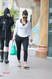 Kim Kardashian feet photo thumbnail
