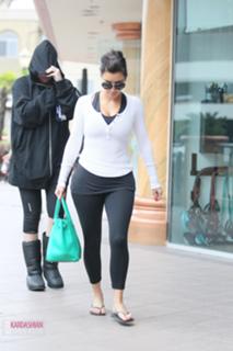 Kim Kardashian feet photo thumbnail