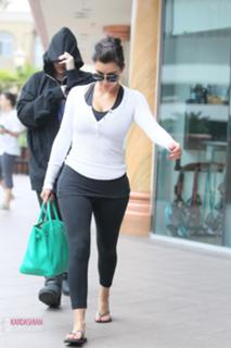 Kim Kardashian feet photo thumbnail