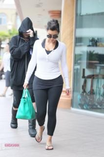 Kim Kardashian feet photo thumbnail