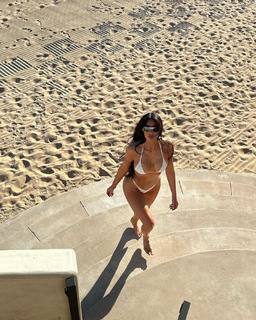 Kim Kardashian feet photo thumbnail