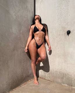Kim Kardashian feet photo thumbnail