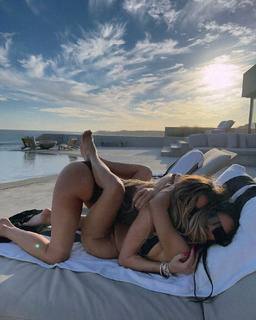 Kim Kardashian feet photo thumbnail