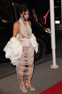 Kim Kardashian feet photo thumbnail