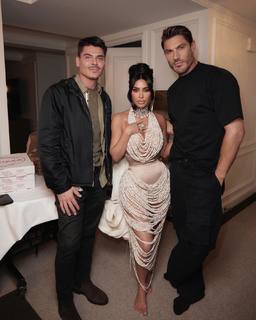Kim Kardashian feet photo thumbnail