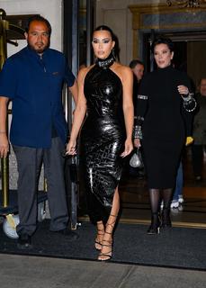 Kim Kardashian feet photo thumbnail
