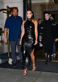 Kim Kardashian feet photo thumbnail