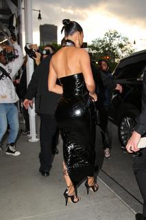 Kim Kardashian feet photo thumbnail