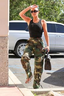 Kim Kardashian feet photo thumbnail