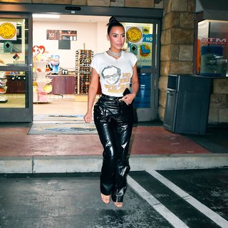 Kim Kardashian feet photo thumbnail