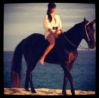 Kim Kardashian feet photo thumbnail