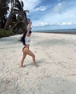 Kim Kardashian feet photo thumbnail