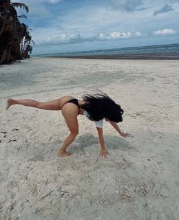 Kim Kardashian feet photo thumbnail