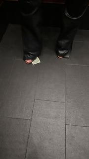 Kim Kardashian feet photo thumbnail