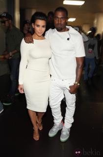 Kim Kardashian feet photo thumbnail