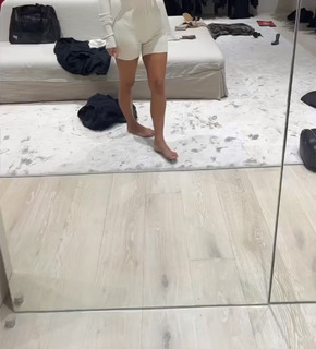 Kim Kardashian feet photo thumbnail